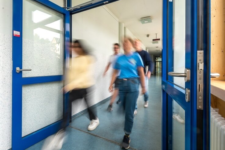 Erzgebirgskreis investiert eine halbe Million in seine Schulen - Auf den Fluren des Olbernhauer Gymnasiums wurden unter anderem mehrere Brandschutztüren eingebaut. 