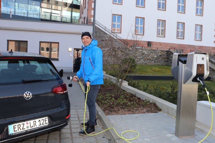 Jens-Uwe Seemann ist Ansprechpartner im Landratsamt Erzgebirgskreis in Sachen Elektrofahrzeuge. 