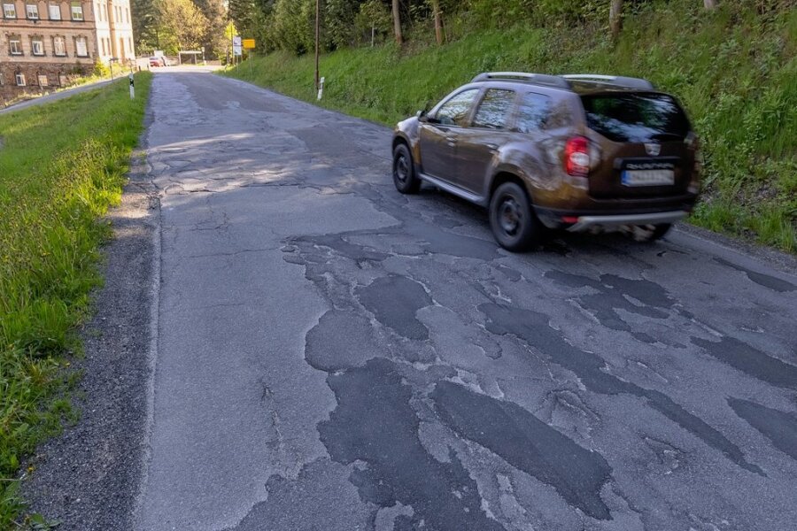 Erzgebirgskreis: Ärger um Straßenschäden reißt nicht ab - Die Staatsstraße, die durch Sehmatal führt, ist vielfach marode - insbesondere zwischen Cranzahl und Neudorf. 