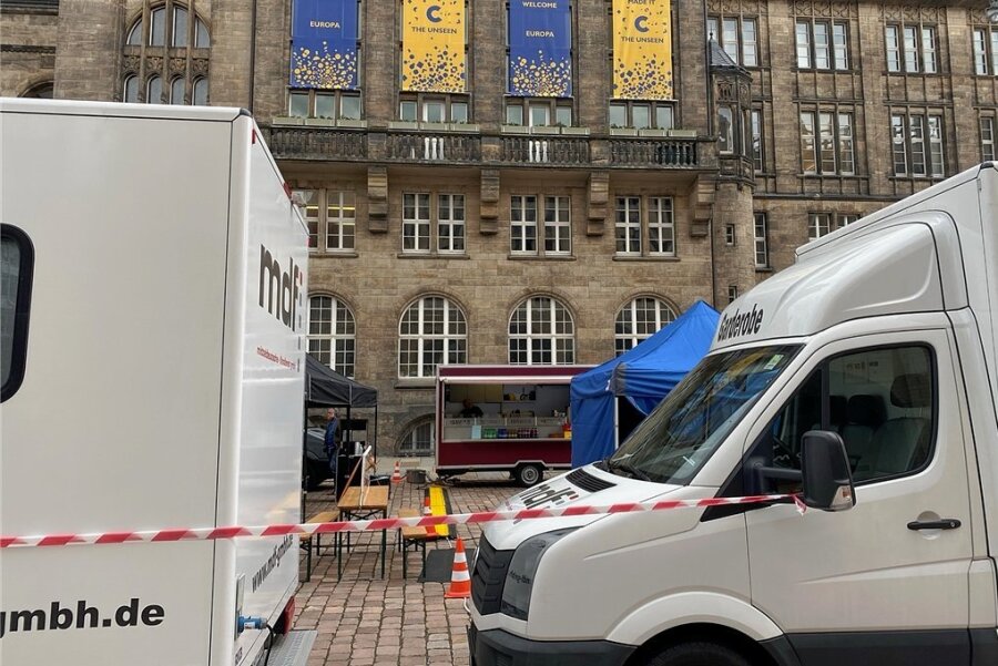 Im Chemnitzer Rathaus war am Freitag Drehstart für den neuen Erzgebirgskrimi. Fahrzeuge der Produktionsfirma wiesen darauf hin. 