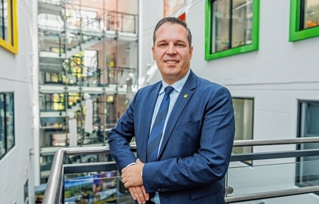 Erzgebirgslandrat über Energiepreisbremse: "Zeichen der Zeit nicht verstanden" - Die CDU hat bei der Landratswahl im Juli ihre Position im Erzgebirgskreis verteidigen können. Mit Rico Anton stellt sie auch für die nächsten sieben Jahre den Landrat: Der Christdemokrat erhielt im zweiten Wahlgang 40,1 Prozent der Wählerstimmen. Offensichtlich verhalf das "Bündnis für das Erzgebirge", eine Verbindung zwischen CDU, SPD und FDP, dem 45-jährigen studierten Verwaltungswirt aus Neuwürschnitz zu seinem Wahlsieg. 