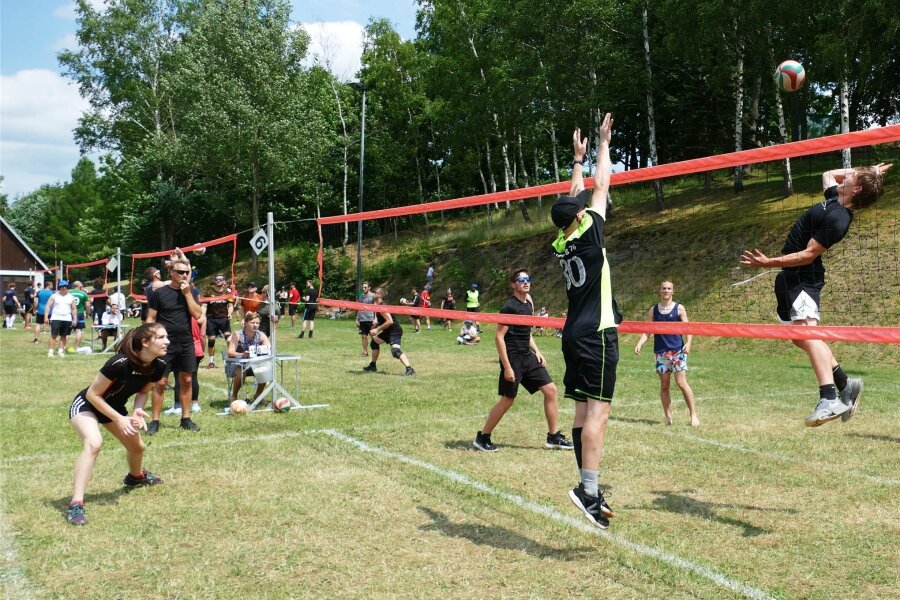 Erzgebirgspokal soll den Volleyball-Nachwuchs fördern - Während des Erzgebirgspokals herrscht auf dem Mauersberger Sportplatz immer Hochbetrieb.