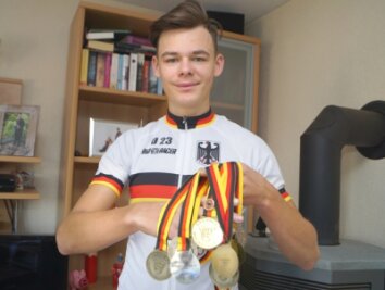 Die Sammlung kann sich sehen lassen: Viermal in Folge landete Tom Lindner bei der Deutschen Radcross-Meisterschaft auf Platz 1. Ob am Wochenende auch eine WM-Medaille dazu kommt? 