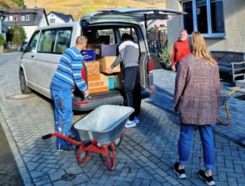 Erzgebirgsspenden für das Ahrtal - Die Helfer beim Entladen des Transporters in Mayschoß im Ahrtal.
