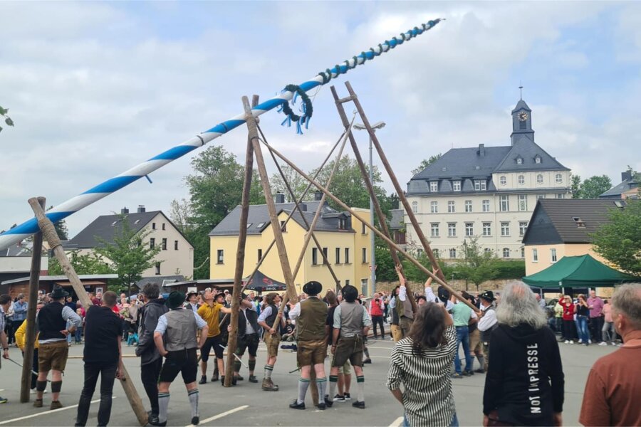 Erzgebirgsstadt bekommt Maibaum aus Bayern - Nicht etwa mit Gerät der Feuerwehr, sondern mit traditionellen hölzernen Stangen wurde der Mast aufgerichtet.