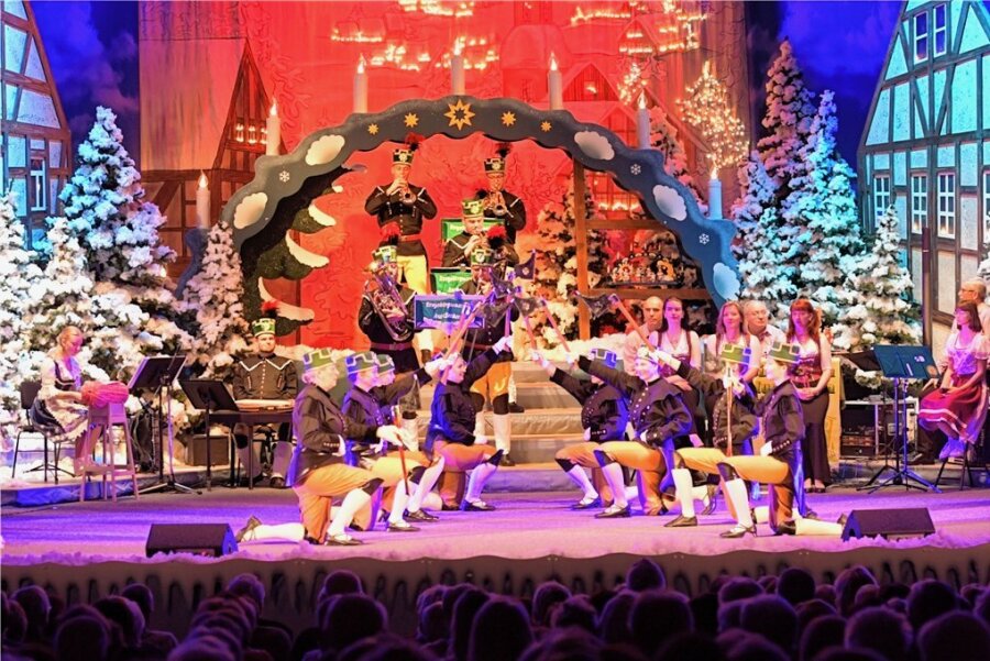 "Erzgebirgsweihnacht" in Aue wirkt wie ein Magnet: 4500 Besucher bei sechs Veranstaltungen - Musik, Gesang und Tanz in traditionellen und modernen Versionen auf die Bühne zu bringen - dieser Grundgedanke hat die 60. Erzgebirgsweihnacht im Kulturhaus Aue bestimmt und das Publikum begeistert. 