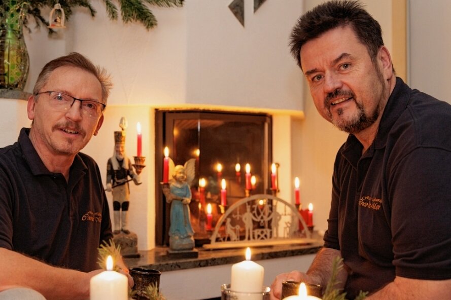 Erzgebirgsweihnacht mit Boddenblick - Jens Frölich-Meiwald und Jens Meiwald aus Herold gewähren einen Blick in ihr Wohnzimmer. Die beiden Weltenbummler erfüllten sich in diesem Sommer den Traum vom Hausboot. 