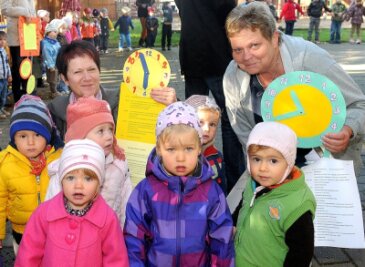 Erzieherinnen wünschen sich mehr Zeit für Kinder - Brigitte Zornstein und Birgit Beyer (r.) sind Erzieherinnen im Kindergarten "Villa Zwergenland" in Hainichen. Auch sie haben am Dienstag ihre Wünsche für mehr Zeit mit den Kindern übergeben.