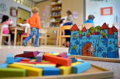 Erzieherverband verlangt besseren Betreuungsschlüssel - Spielzeug liegt in einer Kindertagesstätte auf dem Boden.