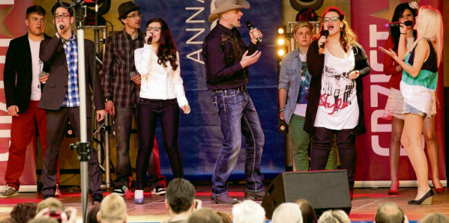 Neun der zehn Finalisten des Erzistar-Wettbewerbes 2013 sangen im Mai auf dem Markt in Annaberg-Buchholz.