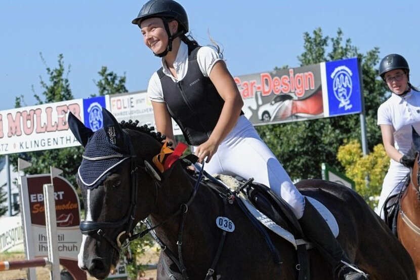 "Es fühlt sich wundervoll an" - Jessica Weidinger vom Dorfstädter Pferdesportverein (vorn) hat beim 49. Reit- & Springturnier des PSV Auerbach-Sorga zwei Siege eingefahren und ist Vogtlandmeisterin der Junioren 1 im Springen. 