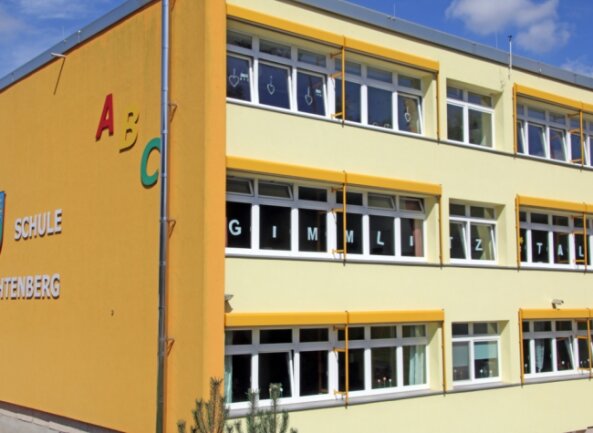 Es gibt jetzt wieder "Gimmlitztaler" - Während an der Seitenfront noch der alte Schriftzug steht, haben die Schüler in den Fenstern bereits den neuen Namen ihrer Schule angeschrieben. 