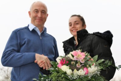 "Es herrscht ein heilloses Durcheinander" - OSP-Leiter Thomas Weise beglückwünscht Turnweltmeisterin Pauline Schäfer zur Ehrung als Sportlerin des Monats.