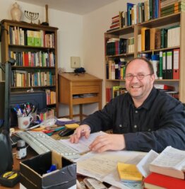 "Es ist ein neues Aufgabenfeld" - Auch der Schreibtisch kam mit, denn er stammt aus Jugendtagen. Daniel Wüst in seinem neuen Arbeitszimmer in Seelitz. 