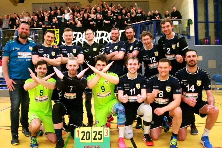 Schon nach dem 3:1-Heimsieg im Hinspiel hatten die Volleyballer des VSV Oelsnitz allen Grund, um mit den Fans zu jubeln. Rund 75 Unterstützer waren auch in Leipzig beim 3:0-Rückspielerfolg dabei und konnten gemeinsam mit der Mannschaft die Meisterschaft feiern. Nun wollen die Oelsnitzer auch die 3. Liga aufmischen. 
