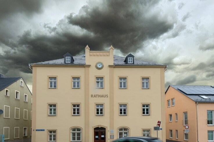 Dunkle Wolken über dem Rathaus in Lengefeld: Zwischen der Verwaltung und einigen Stadträten herrscht schon länger Zwist. Nun waren sogar zwei Vorhaben gefährdet. 
