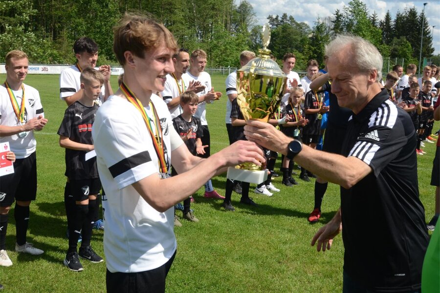 Es steht fest: BSV Irfersgrün kickt künftig in der Fußball-Landesklasse - Andreas Wehner (rechts), Präsident des VFV, übergibt den Pokal an Kapitän Tobias Günther vom BSV Irfersgrün.