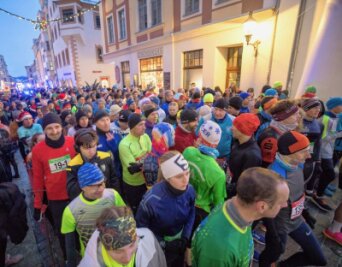 "Es war die harte Arbeit wert" - Volles Haus zum Jubiläum: Kurz vor dem Hauptlaufstart tummelten sich weit über 200 Läufer und Läuferinnen am Obermarkt. 