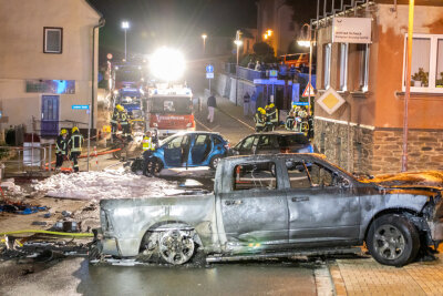 "Es war ein einziges Flammenmeer" - So erlebten Anwohner den schweren Unfall in Lauter-Bernsbach - Der Ausgebrannte Pick-up auf der Einheit/Beierfelder Straße