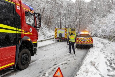 „Es war katastrophal“: In 24 Stunden mehr als 120 Unfälle wegen Glätte auf den Straßen der Region - Wegen Glätte und Schneefall gab es sehr viele Unfälle auf den Straßen der Region.
