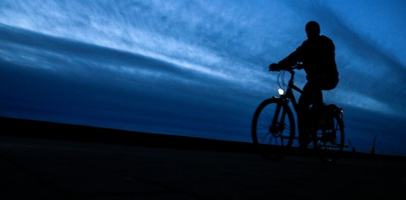 Es werde Licht - Trotz Vorderlicht und Rückstrahler sind Radfahrer im Dunkeln schwer zu erkennen. Produkte wie eine Warnweste (u.) können die Sichtbarkeit erhöhen.