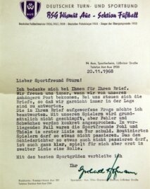 Es wird "grundsätzlich nicht geschimpft" - Der mit Schreibmaschine geschriebene Brief von 1968: Wismut Aues damaliger Cheftrainer Gerhard Hofmann erklärt dem "Sportfreund Sturm" aus Ostsachsen seine Sicht auf ein Spiel.