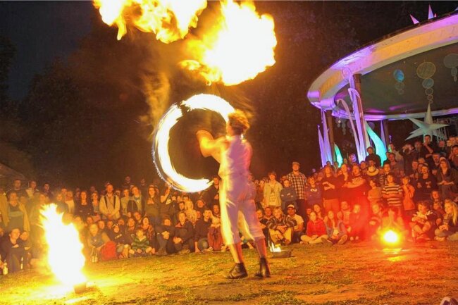 Es wird heiß auf der Insel - am ersten Juniwochenende lädt das Festival Fuego a la isla auf die Schloßteichinsel in Chemnitz ein - Von Entspannung bis Ekstase - so wie vor Corona soll das Fuego in diesem Jahr wieder viele Besucher anziehen. Foto: Andreas Seidel