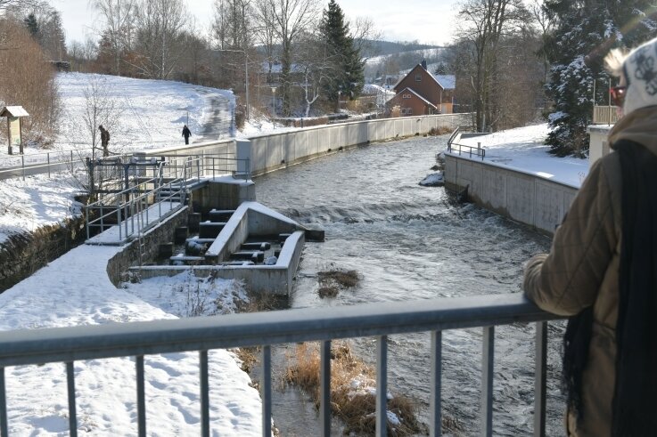 Entlang der Freiberger Mulde sind im Erzgebirgsort Mulda teilweise Flutmauern errichtet worden - wie hier am Ortseingang aus Richtung Lichtenberg, wo auch ein Schlauchwehr entstand. Bis 2016 wurde das 9,6-Millionen-Euro-Projekt für den innerörtlichen Hochwasserschutz umgesetzt. 