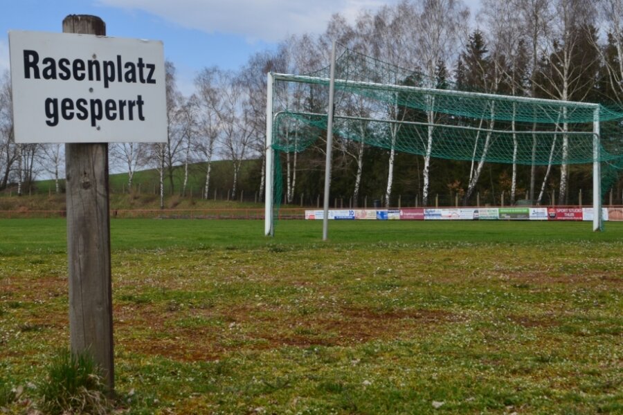 So wie in Krumhermersdorf sieht es seit Wochen auf vielen Fußballplätzen des Erzgebirges aus. Nun hoffen alle, dass sich dies bald ändert. 