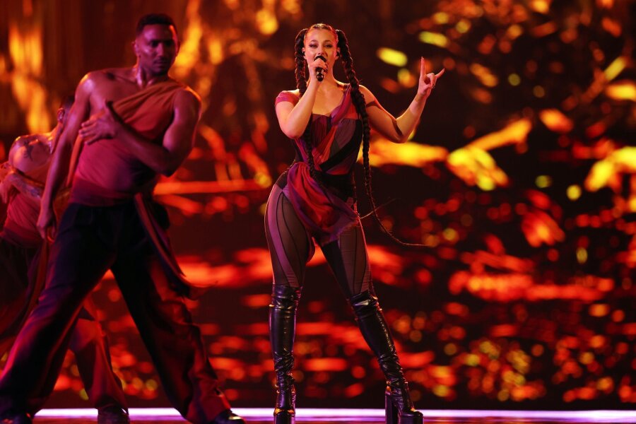 ESC-Finale hat begonnen: Pfiffe für Israel - Talia (r) aus Luxemburg mit dem Titel "Fighter" auf der Bühne beim Finale des Eurovision Song Contest 2024.
