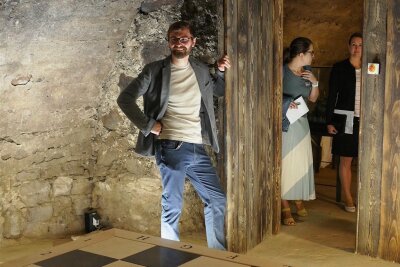 Escape-Room im mittelalterlichen Burgkeller: Neues Gänsehaut-Spiel in Mittelsachsen - Alexander Hänel öffnet die Pforte zum kühlen Gewölbekeller, der sich tief im Inneren der Burg Mildenstein befindet.