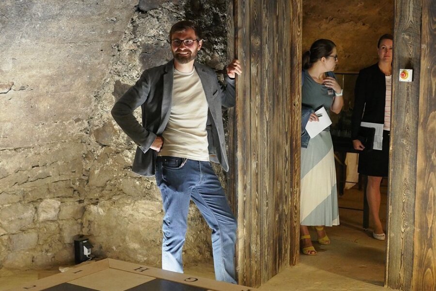 Alexander Hänel öffnet die Pforte zum kühlen Gewölbekeller, der sich tief im Inneren der Burg Mildenstein befindet.