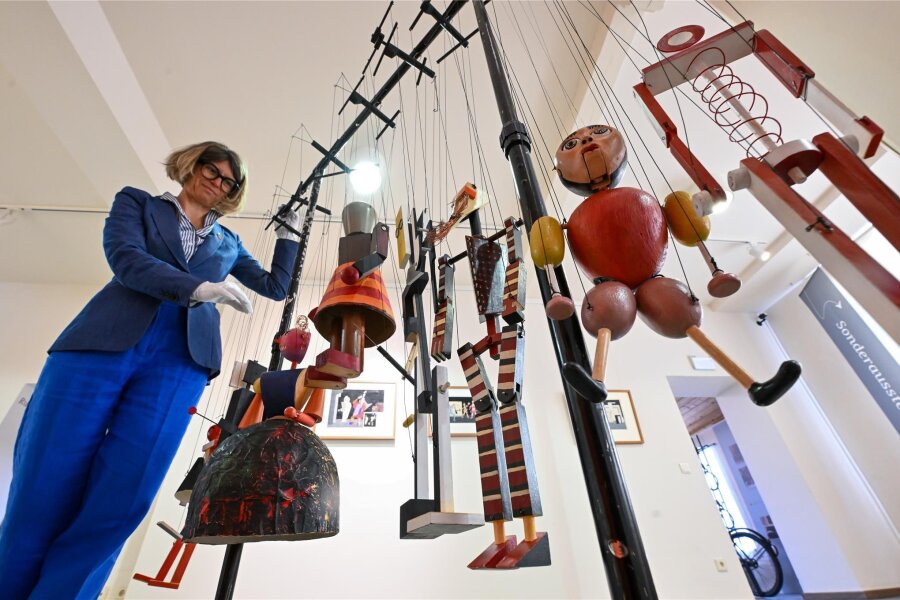Esche-Museum in Limbach-Oberfrohna holt Bauhaus-Künstler zurück in seine Heimatstadt - Kuratorin Claudia Tittel holte für die Sonderausstellung im Esche-Museum Kurt Schmidts bekannte Marionetten zurück in seine Geburtsstadt.