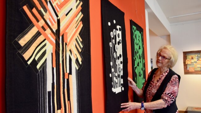 Esche-Museum lädt zu einer besonderen Zeitreise ein - Die Limbacher Textilkünstlerin Gudrun Schmidt. Im Esche-Museum wird am heutigen Donnerstag ihre Ausstellung "Retrospektive" eröffnet. Knapp 50 Werke zeigen die Stationen ihres jahrzehntelangen künstlerischen Schaffens. 