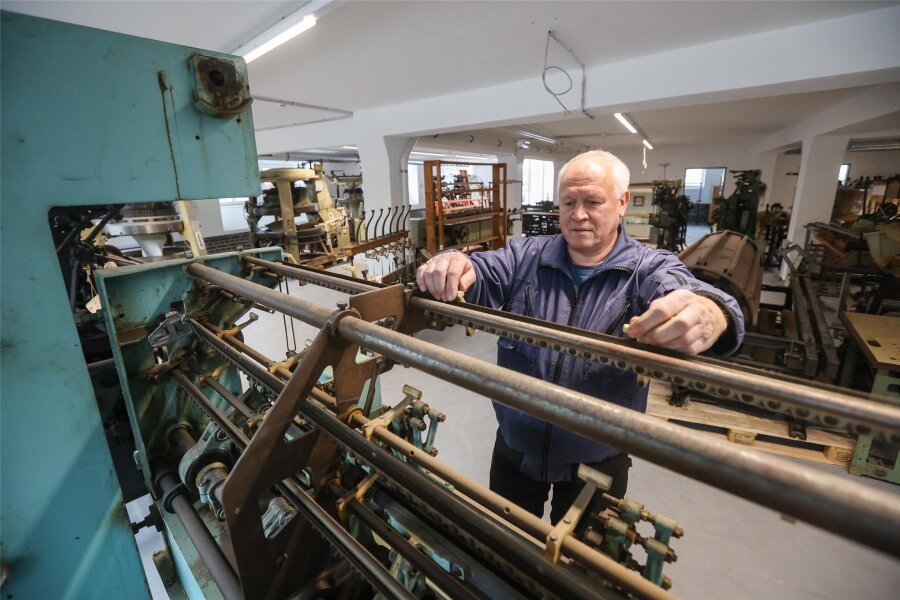 Esche-Museum Limbach-Oberfrohna: Premiere bei Maker-United-Messe in Chemnitz - Bernd Riedel ist technischer Mitarbeiter im Esche-Museum, hier an einer Wirkmaschine aus dem Jahr 1976. Erstmals beteiligt sich das Limbacher Textilmuseum jetzt an der Mitmach-Messe am 15. und 16. Juni in Chemnitz.
