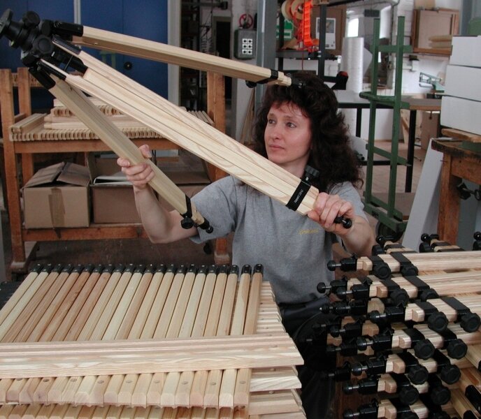 
              <p class="artikelinhalt">In der Muldaer Firma Berlebach werden verschiedene Stative aus Eschenholz hergestellt. Mitarbeiterin Gabi Stiehl bei der Prüfung eines der Produkte, die in über 40 Länder geliefert werden.</p>
            