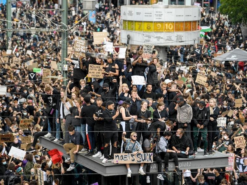  
          Zur «Black Lives Matter»-Demonstration auf dem Berliner Alexanderplatz am Samstag kamen Tausende Teilnehmer.