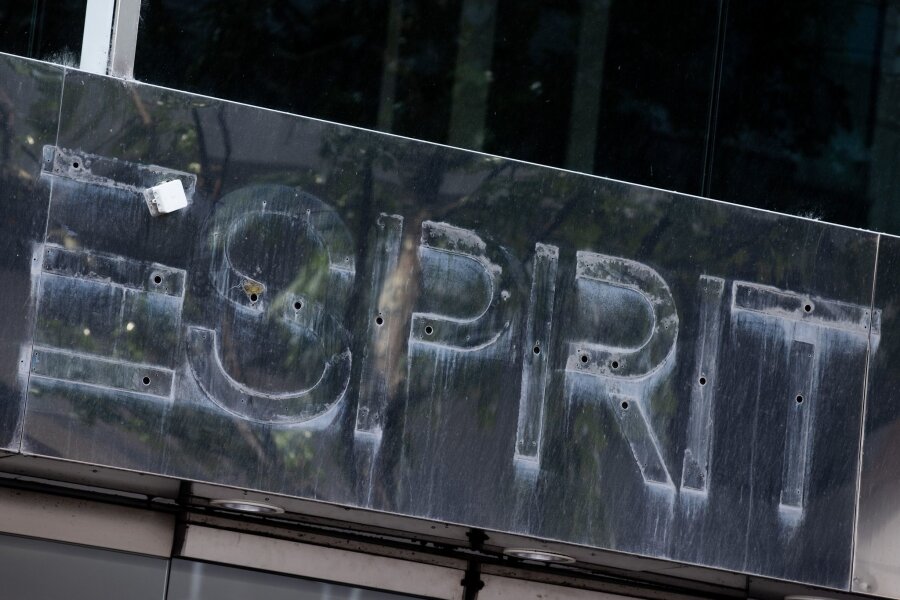Esprit meldet Insolvenz für Europageschäft an - Die Überreste des entfernten Logos der Modekette Esprit.