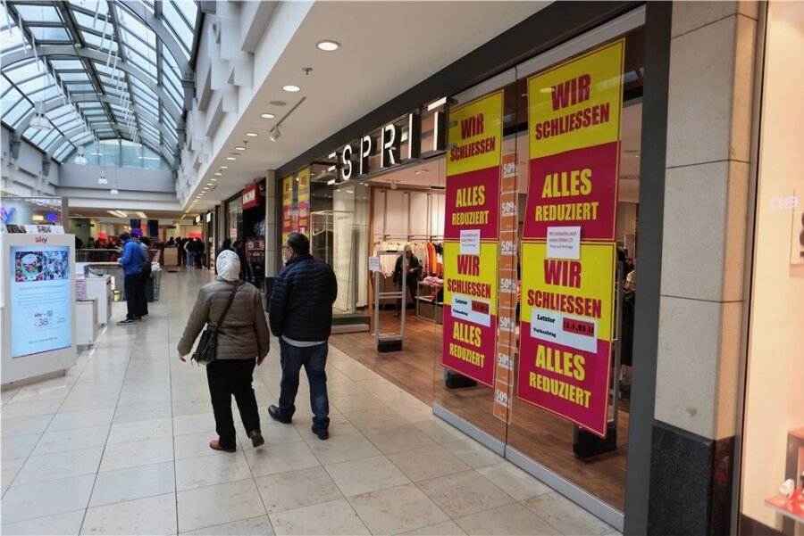 Esprit verlässt Zwickauer Arcaden - Schlussverkauf bei der Esprit-Filiale in den Zwickauer Arcaden: Nicht nur Kleider, auch Ladeneinrichtung steht dort bis zum Freitagabend zum Verkauf. 