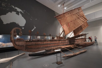 Essay über "kulturelle Aneignung": Wem gehört eine Kultur? -  Ein Hochsee-Segelboot aus dem Jahr 1895 von der Insel Luf ist im Humboldt Forum ausgestellt.