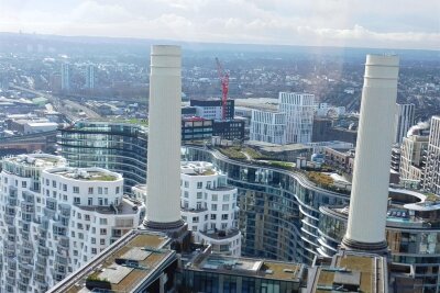 Esse mit Aussicht: 1000 Kilometer westlich von Chemnitz gibt es das schon - Das ist der Blick über London aus einer Aussichtsplattform, die als Fahrstuhl durch eine Esse fährt und oben acht Minuten verweilt. Das ehemalige Kraftwerk „Battersea Power Station“ ist heute ein Shopping-Center.