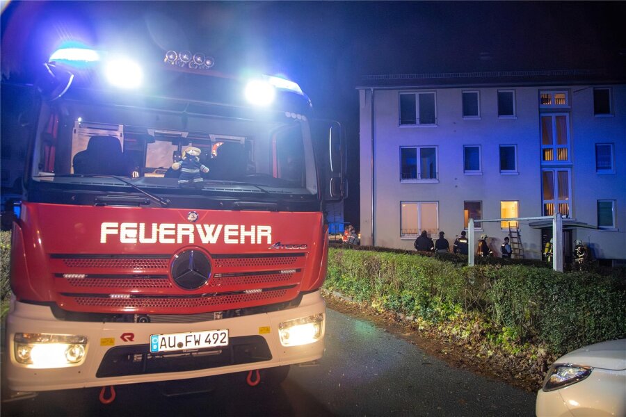 Essen angebrannt: Nächtlicher Feuerwehreinsatz in Aue - Nächtlicher Feuerwehreinsatz in der Otto-Brosowski-Straße in Aue. Ein Rauchmelder verhinderte Schlimmeres.