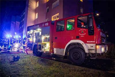 Essen angebrannt: Nächtlicher Feuerwehreinsatz in Schwarzenberg - Mehrere freiwillige Feuerwehren rückten in der Nacht zu Freitag zu einem Wohnhaus in Schwarzenberg aus.