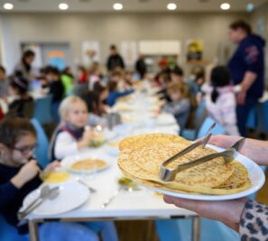 Essen in Schulen und Kitas: Eltern müssen mehr zahlen - In Schulen und Kitas der Region - hier ein Symbolbild - erhöhen sich die Essenspreise. 