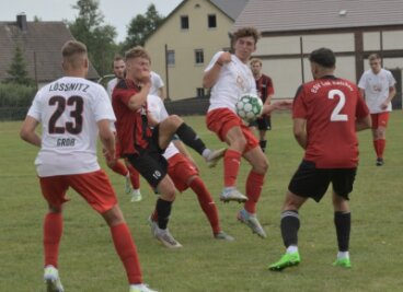 ESV Lok holt 0:3-Rückstand fast noch auf - Im Duell mit dem FC Lößnitz verkaufte sich der ESV Lok Zwickau (rote Trikots) teuer und unterlag nur knapp mit 2:3. 
