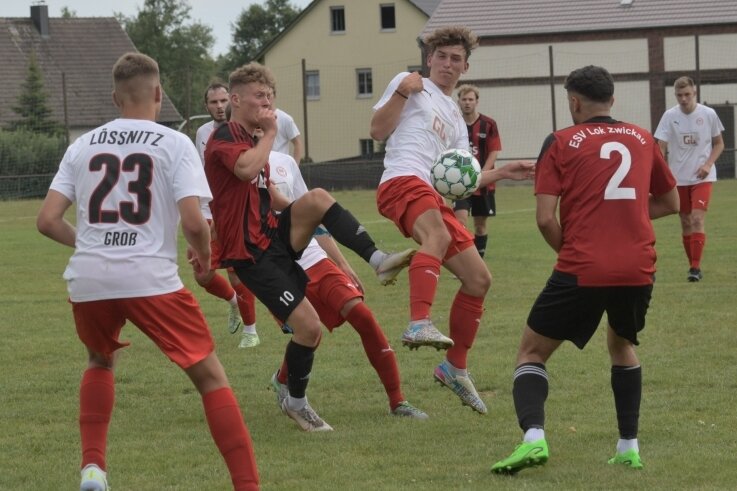 ESV Lok holt 0:3-Rückstand fast noch auf - Im Duell mit dem FC Lößnitz verkaufte sich der ESV Lok Zwickau (rote Trikots) teuer und unterlag nur knapp mit 2:3. 