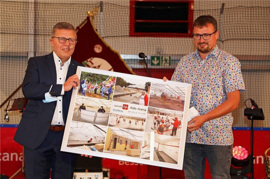 ETC Crimmitschau eröffnet neue Trainingshalle - Matthias Gerth (links) erhält von Reporter Holger Frenzel die Auszeichnung als "Westsachse des Jahres".