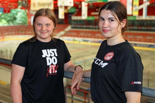 Anastasia Gruß (links) und Leni Schmidt vom ETC Crimmitschau gehören zur U-18-Eishockey-Nationalmannschaft. 