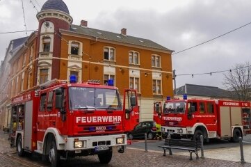 Ethanol-Kamin fängt Feuer - In einer Wohnung in der Goethestraße brach am Samstagmittag ein Feuer an einem Kamin aus. 