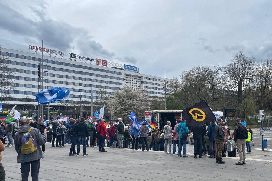 Etwa 150 Teilnehmer bei Montagsdemo durch Chemnitz - Neben Friedensfahnen wehten Fahnen der Freien Sachsen und der rechtsradikalen „Identitären Bewegung“.